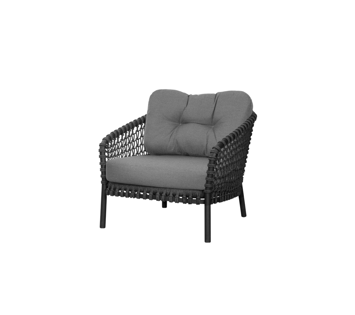 Stilfull lenestol med et vevd design og myke grå puter, som tilbyr komfort og eleganse for ulike omgivelser.