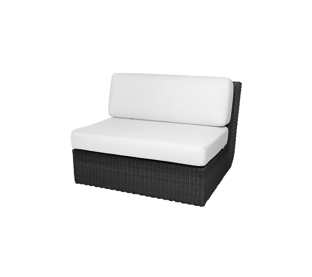 Svart fletteloungestol med en hvit pute, designet for komfort og stil i avslapningsområder.