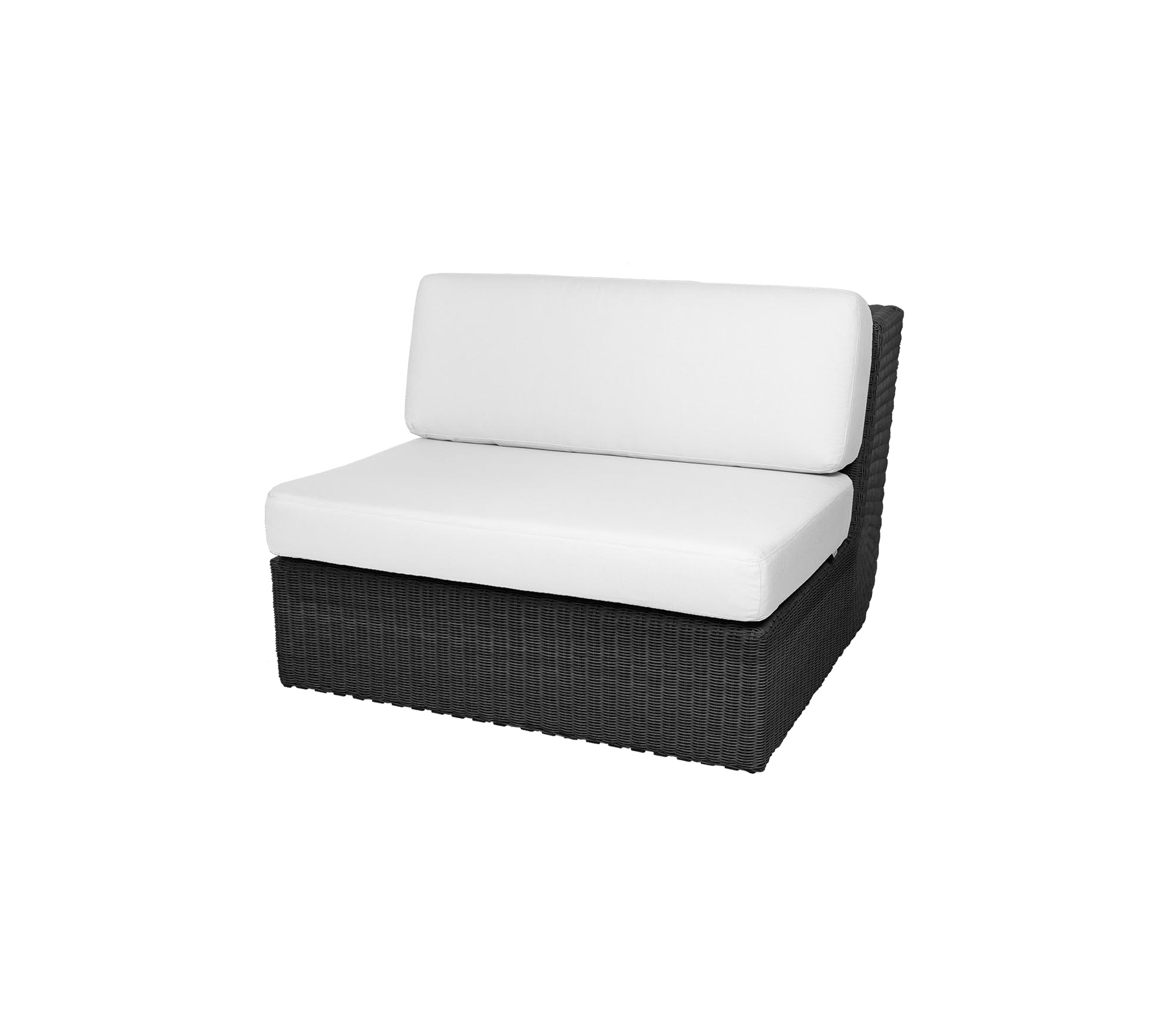 Svart fletteloungestol med en hvit pute, designet for komfort og stil i avslapningsområder.