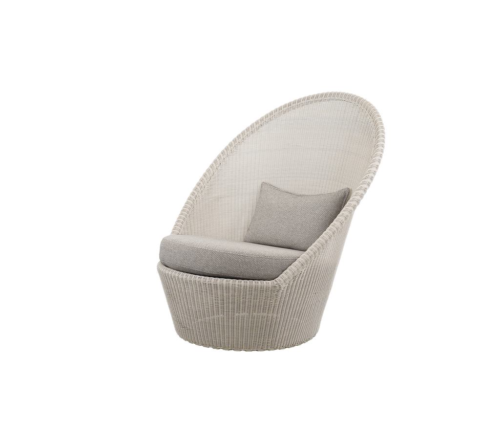 Lys brun stol med sandfarget pute i en moderne lounge-setting.