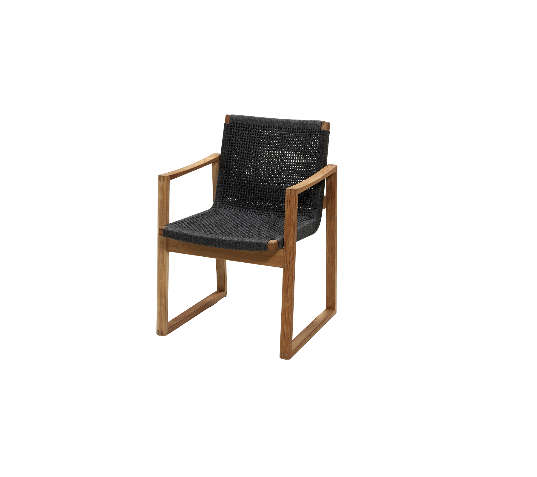 Stilig stol med en slank tregjerde og et komfortabelt svart vevd sete og ryggstøtte. Ideell for moderne innredning.