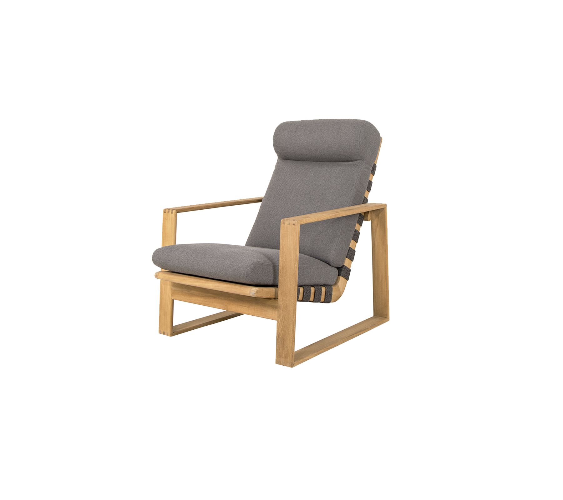 Stilfull stol med en treramme og komfortable grå puter, perfekt for avslapning og moderne interiør.