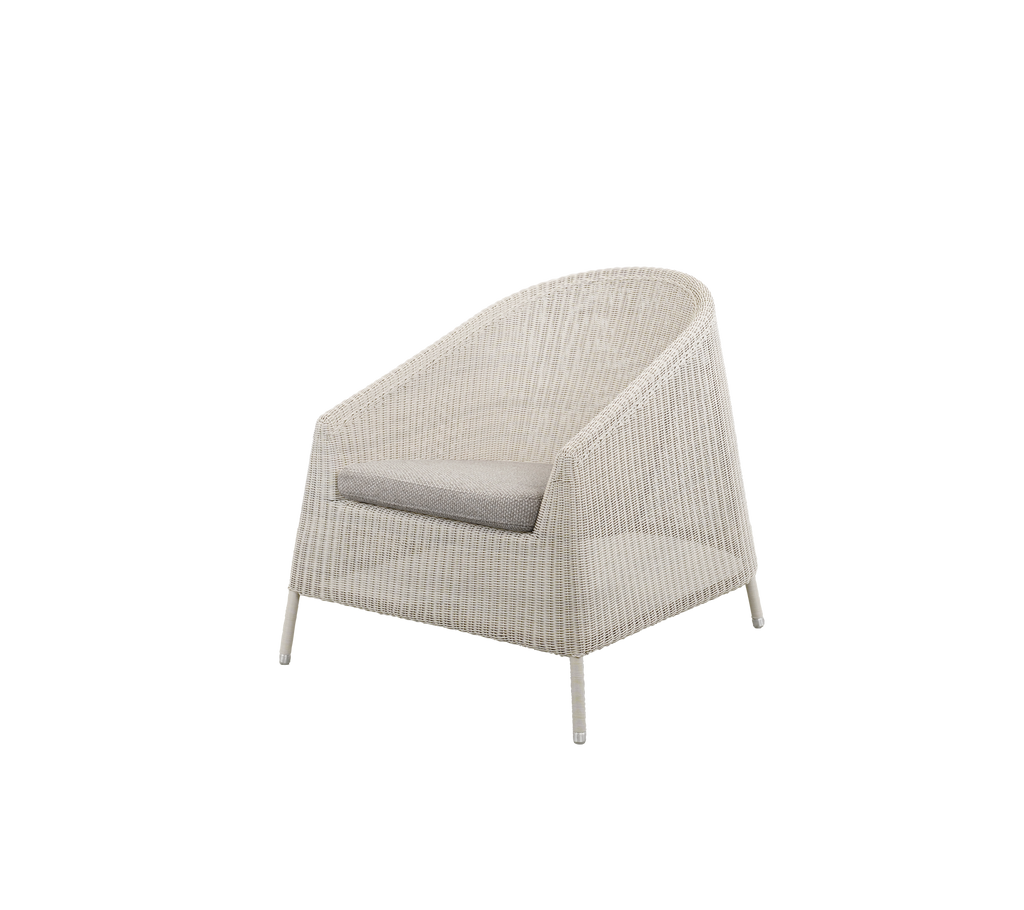 Moderne stol med en lysebrun pute i en koselig setting.