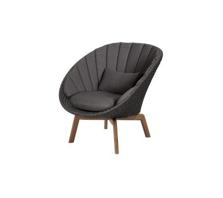 Stilig sirkulær stol med myk polstring og slanke trebena, med et teksturert trekk for komfort og eleganse.