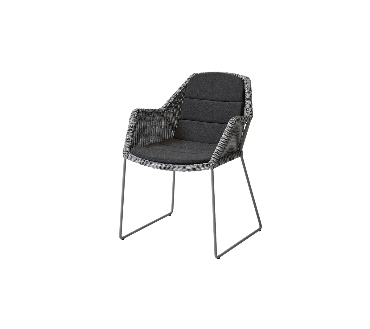 Stilig stol med et vevd design, myke puter og slanke metallben, ideell for moderne innstillinger.