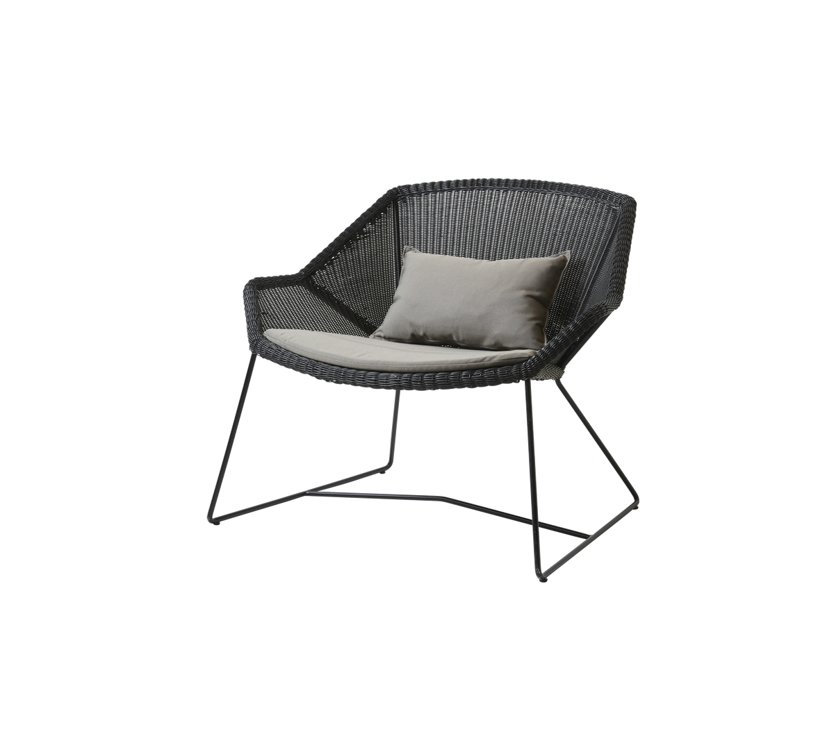 Stilfull svart stol med et unikt vevd design og en lett pute for ekstra komfort. Ideell for avslapning.