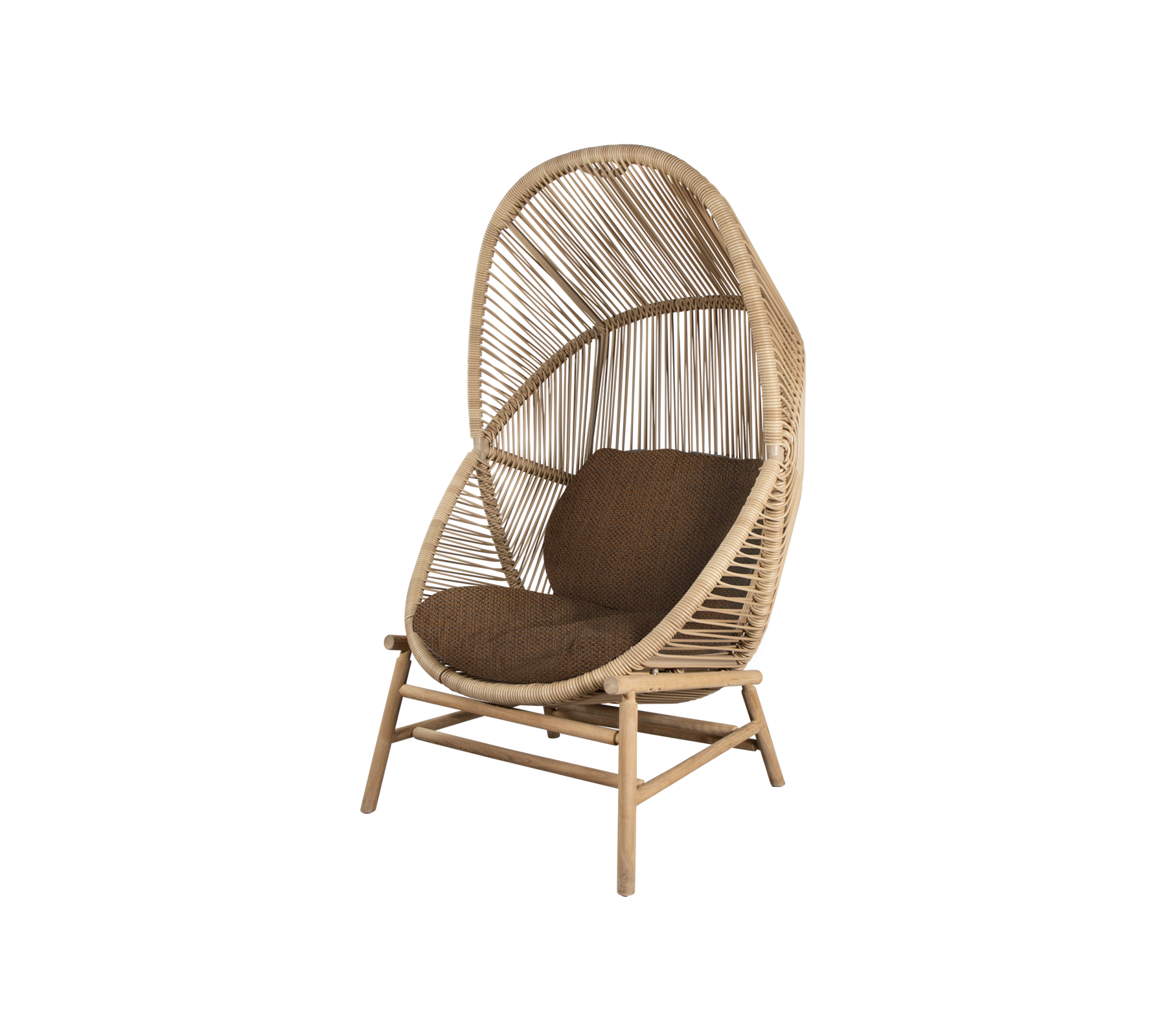 Stilig rattan stol med høy buet rygg og myk brun pute, perfekt for avslapning og for å forbedre ethvert rom.