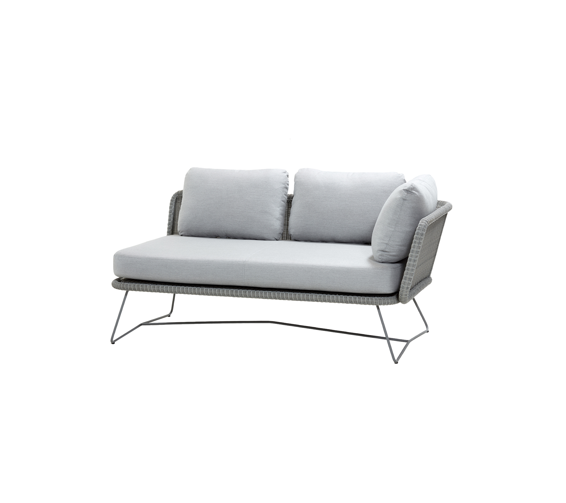 Stilig to-seters sofa med grå puter og en slank metallramme, designet for komfort og moderne estetikk.