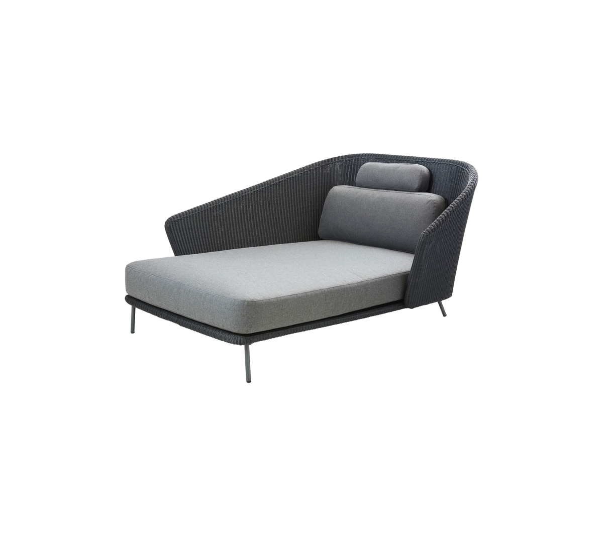 En moderne lenestol med et stilrent design, som har en polstret sitteflate og skrå ryggstøtte for komfort og stil.