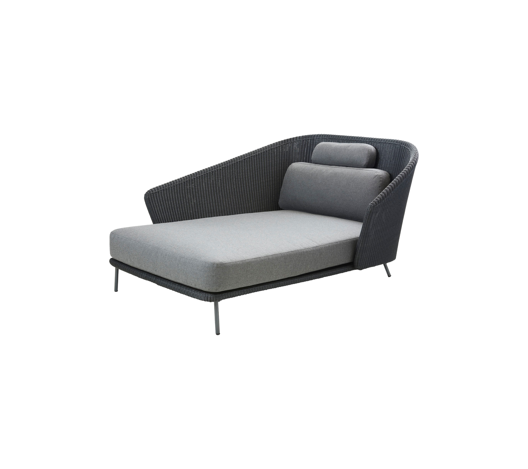 En moderne lenestol med et stilrent design, som har en polstret sitteflate og skrå ryggstøtte for komfort og stil.