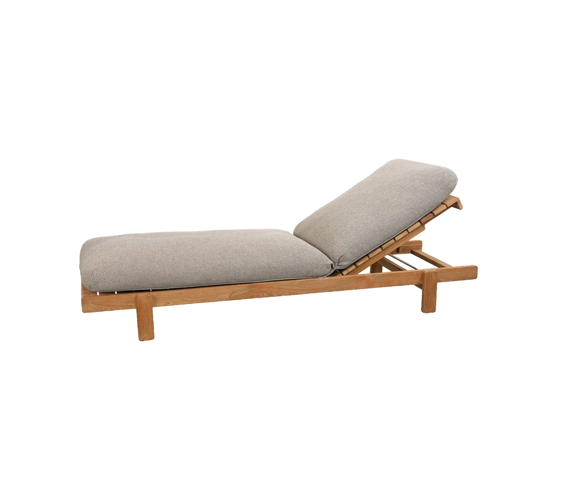 Lysebrun lenestol med grå pute og justerbar ryggstøtte.