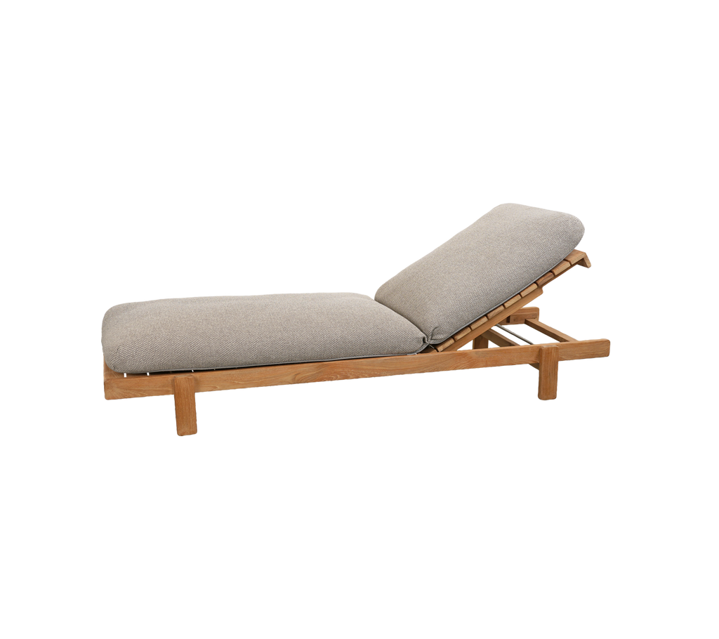 Lysebrun lenestol med grå pute og justerbar ryggstøtte.