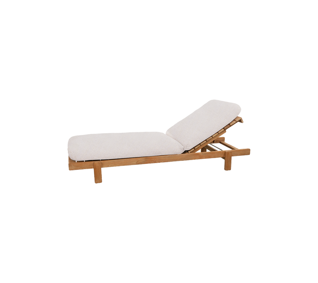 Teak loungestol med sandfarget pute i moderne design.