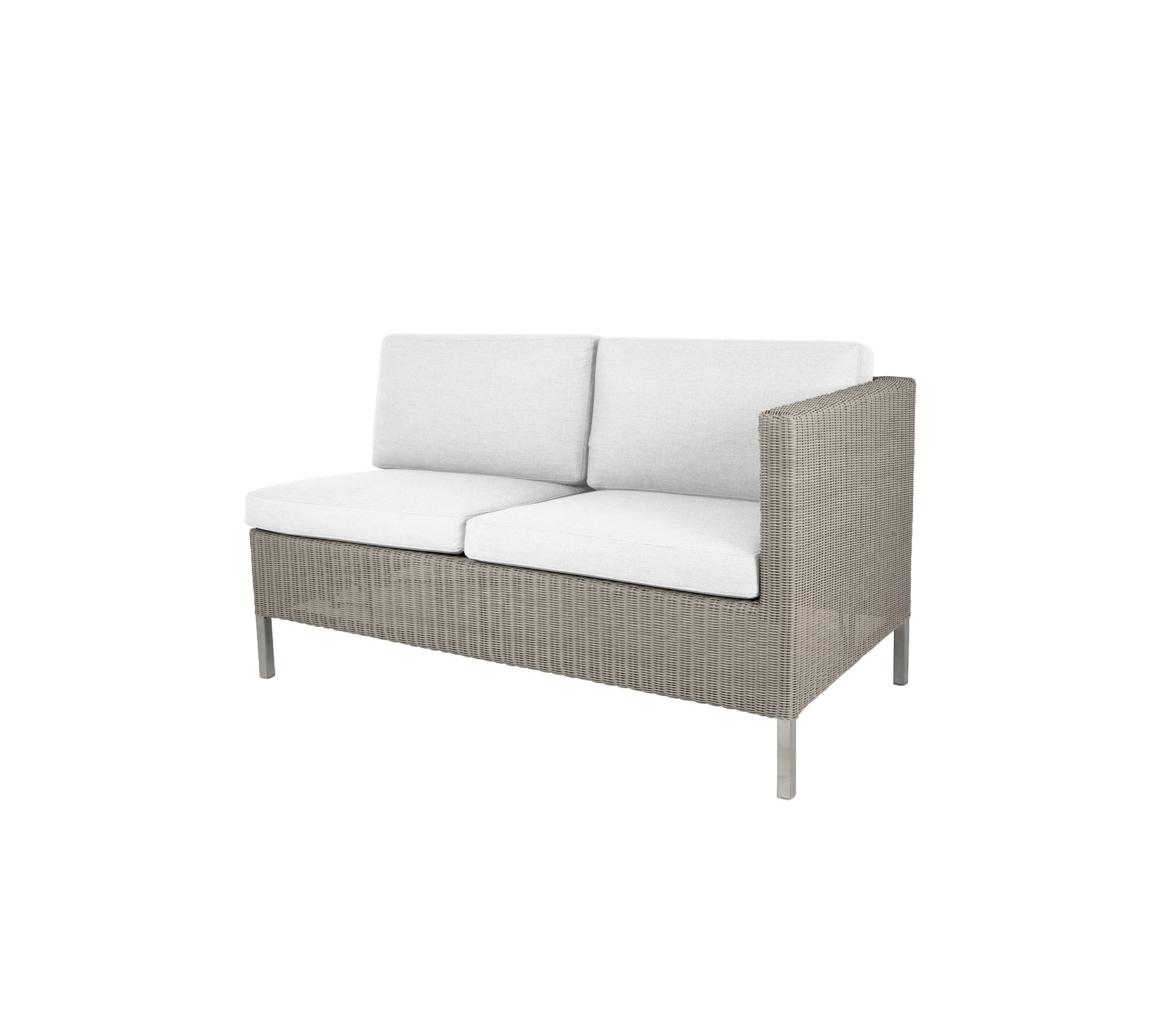 Komfortabel to-seters sofa med moderne design, med myke hvite puter og en stilig vevd ramme. Ideell for avslapning.