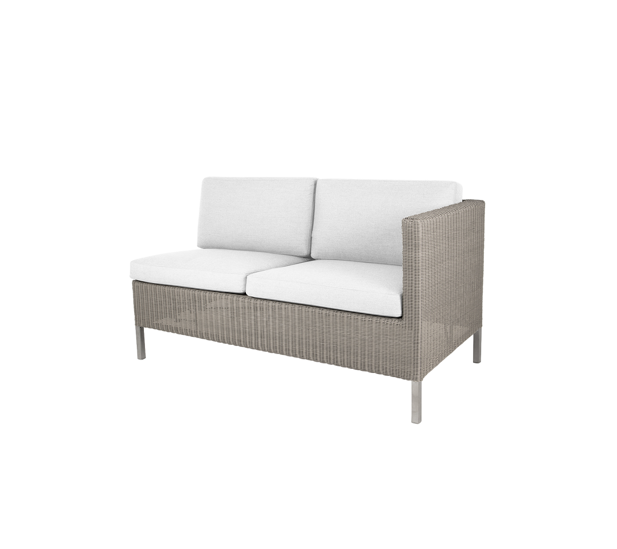Komfortabel to-seters sofa med moderne design, med myke hvite puter og en stilig vevd ramme. Ideell for avslapning.