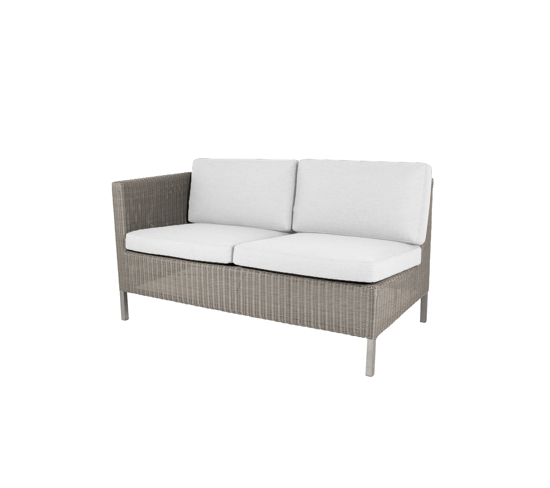 Grå flettet loveseat med myke hvite puter, designet for komfort og stil i uformelle sitteområder.