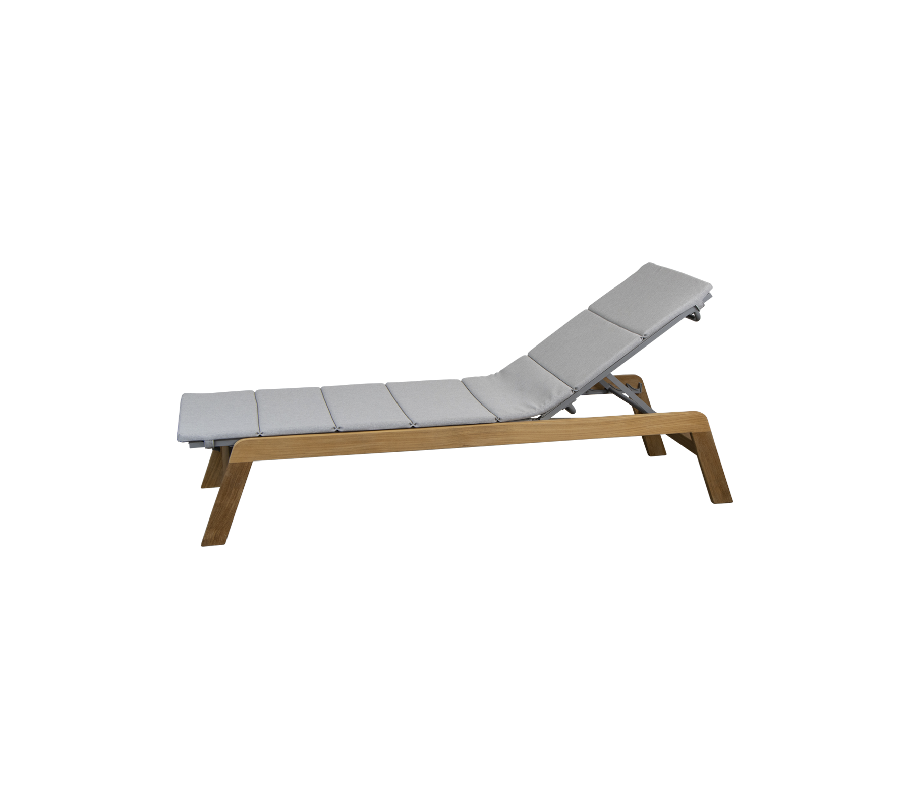 Justerbar lenestol med en polstret grå pute og en treramme, designet for avslapning og komfort.