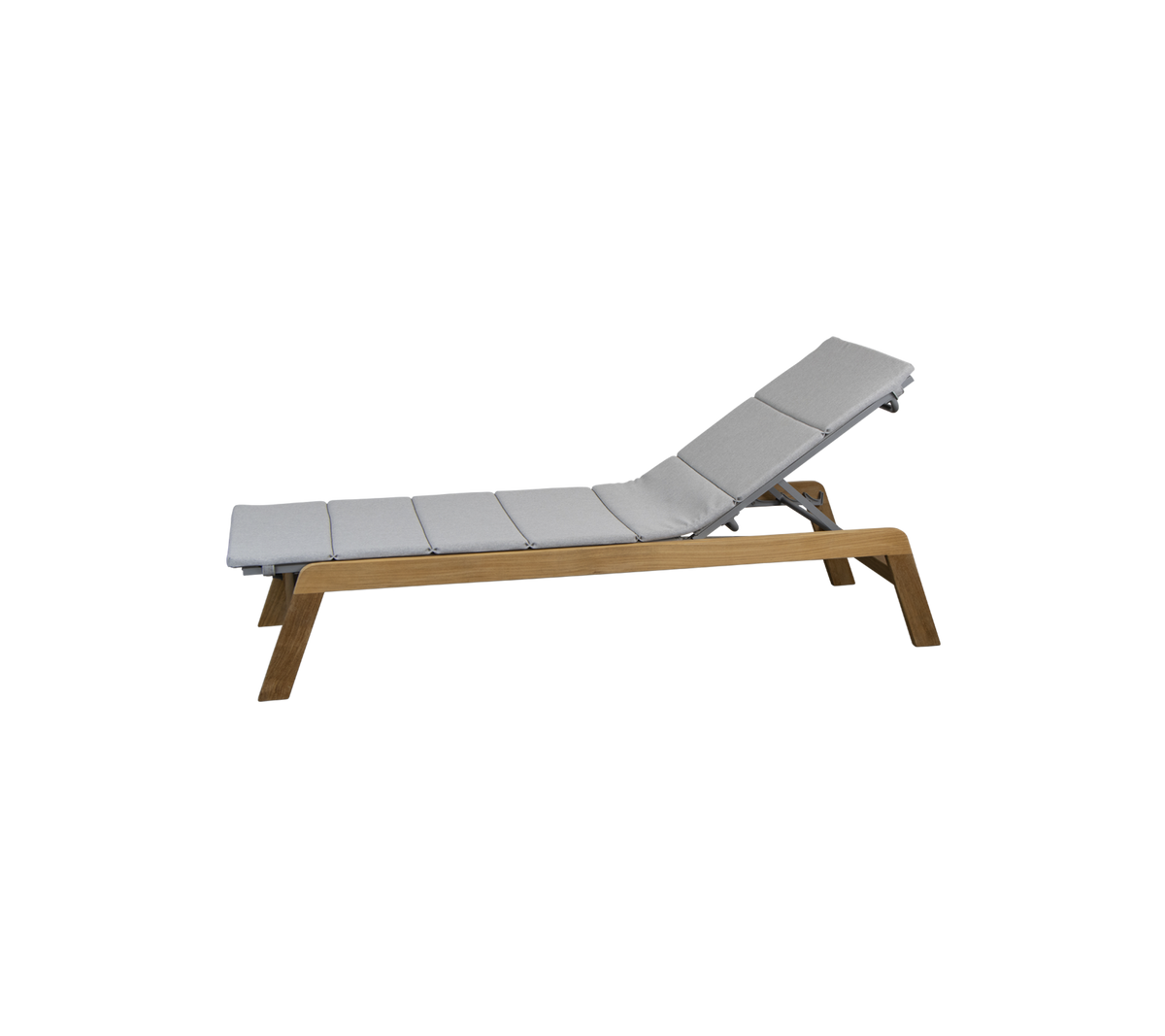 Justerbar lenestol med en polstret grå pute og en treramme, designet for avslapning og komfort.