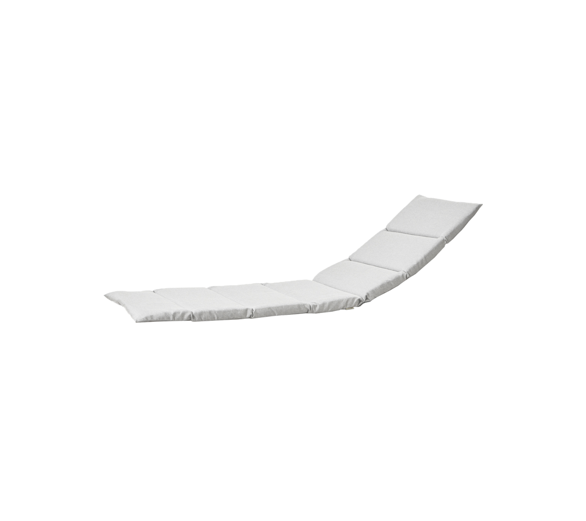En slank, moderne hvit chaise lounge med et buet design og tre segmenterte puter for komfort.