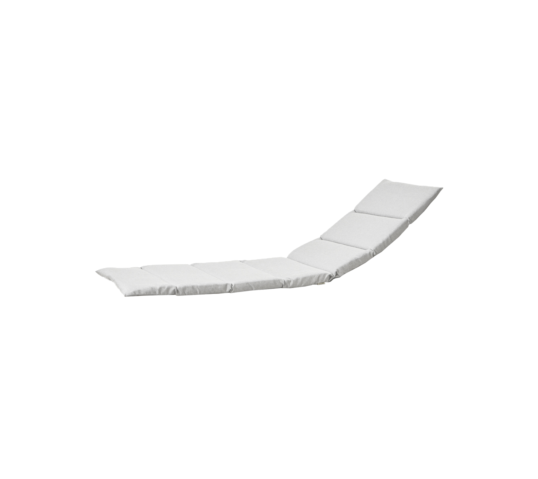 En slank, moderne hvit chaise lounge med et buet design og tre segmenterte puter for komfort.