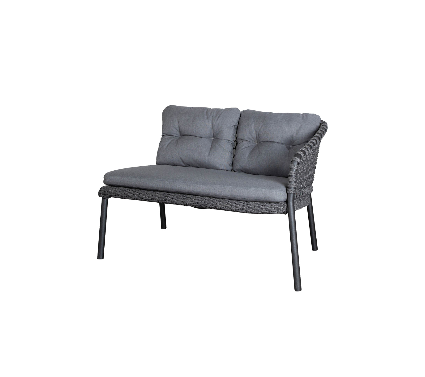 Stilig to-seters sofa med grå puter og et vevd design, perfekt for avslapning og komfort.