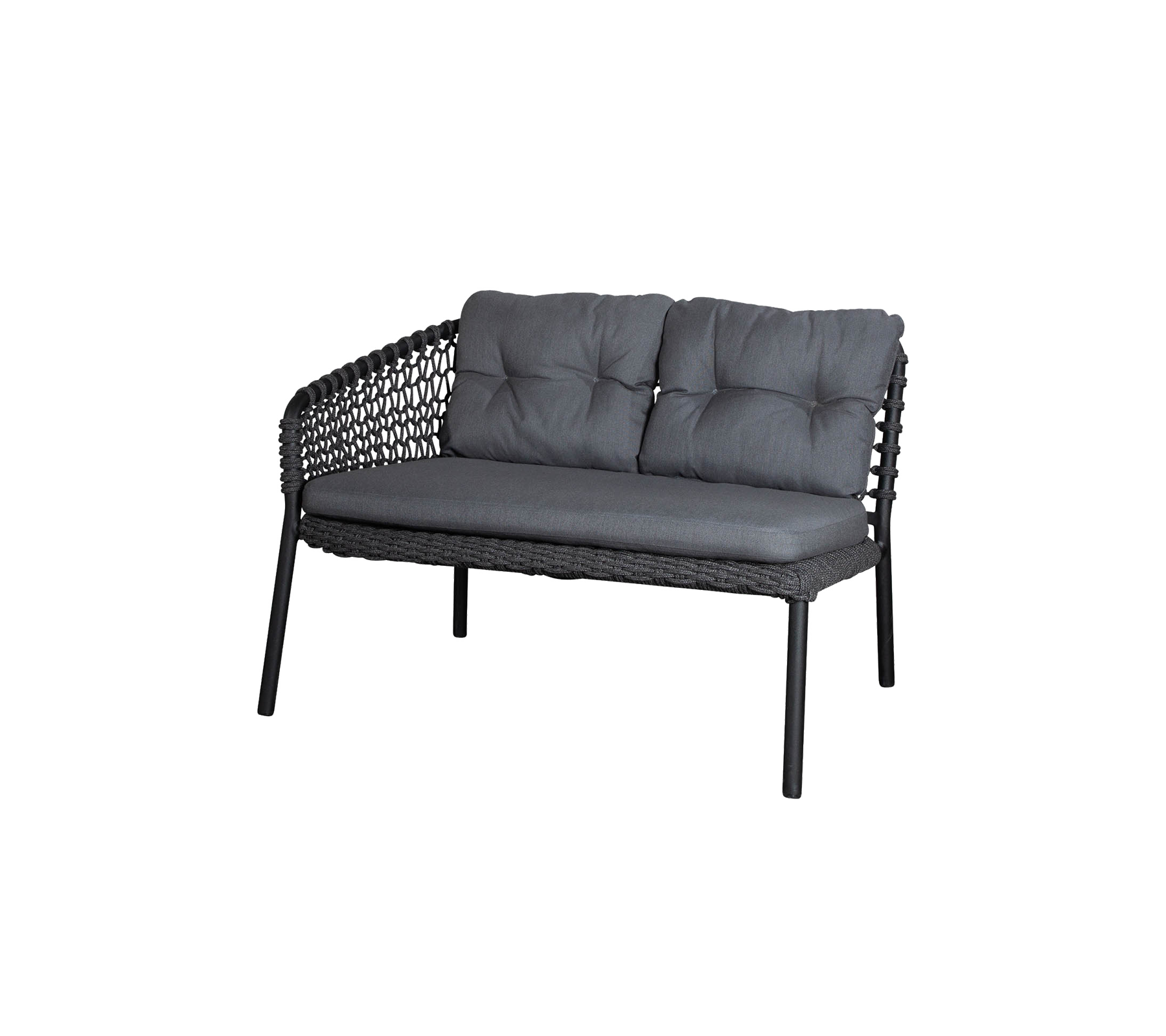Stilig sovesofa for to med en vevd ramme og polstrede seter i en elegant grå farge. Perfekt for moderne innredning.