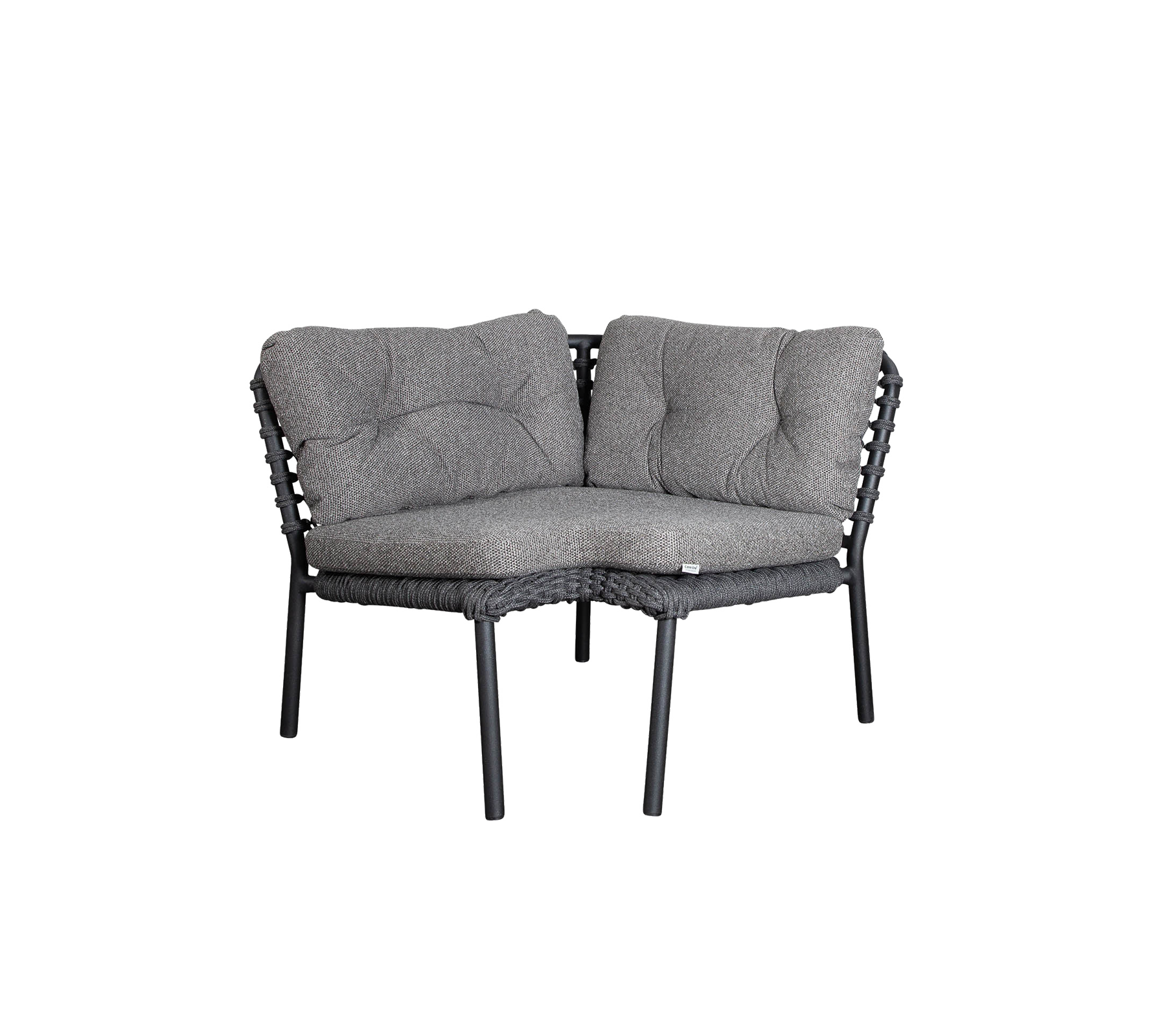 Behagelig grå hjørnesitter med plysjhodeputer og et elegant vevd design, perfekt for koselige sammenkomster.