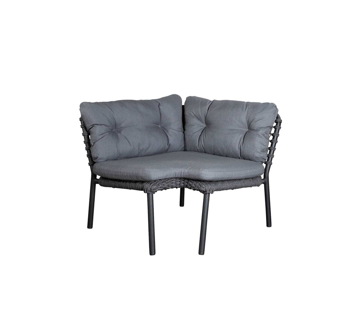 Stilig hjørnesofa med myke puter og en solid kurvramme, perfekt for å forbedre komforten i ethvert rom.