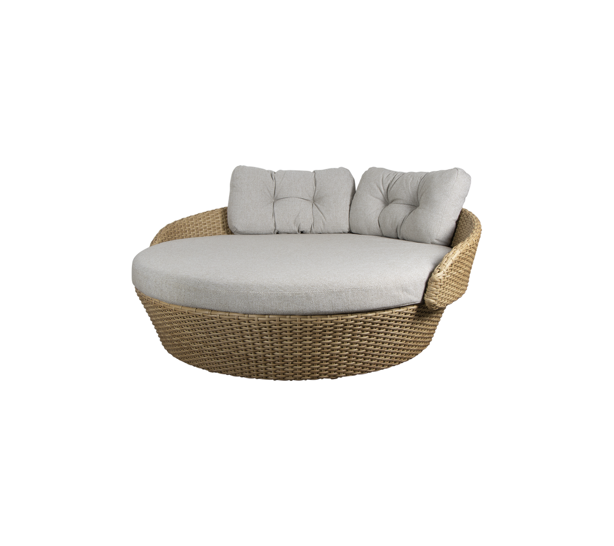 Rund flettet loungestol med myke grå puter, designet for komfort og avslapning. Ideell for avslapning eller sosialisering.
