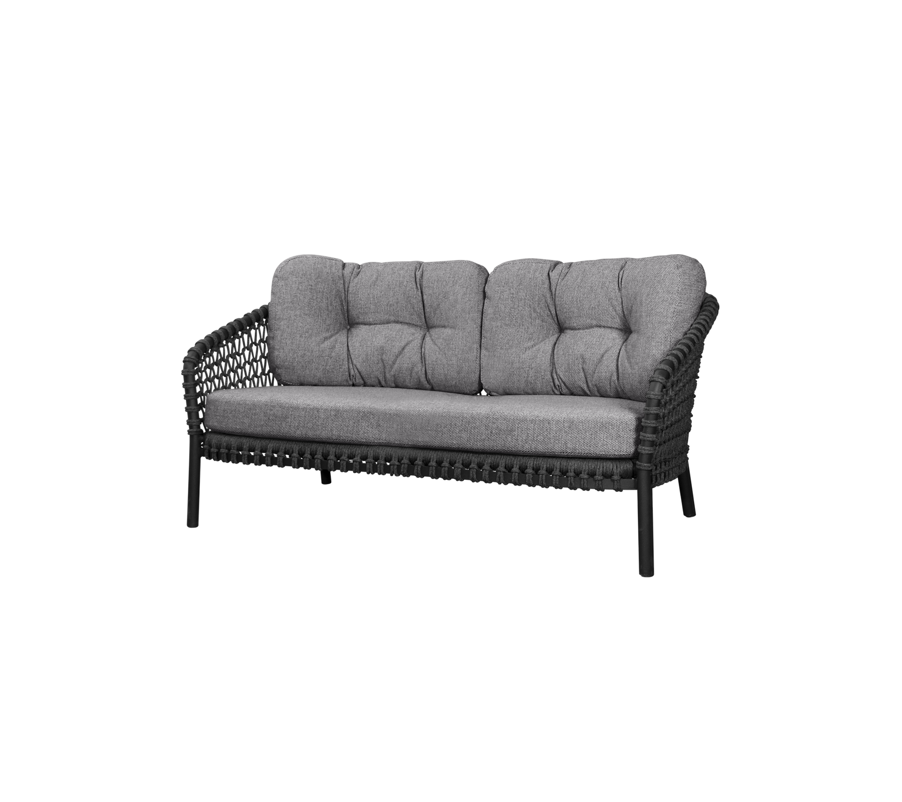 To-seters sofa med en vevd ramme og myke grå puter, designet for komfort og stil. Perfekt for sitteplasser i ethvert rom.