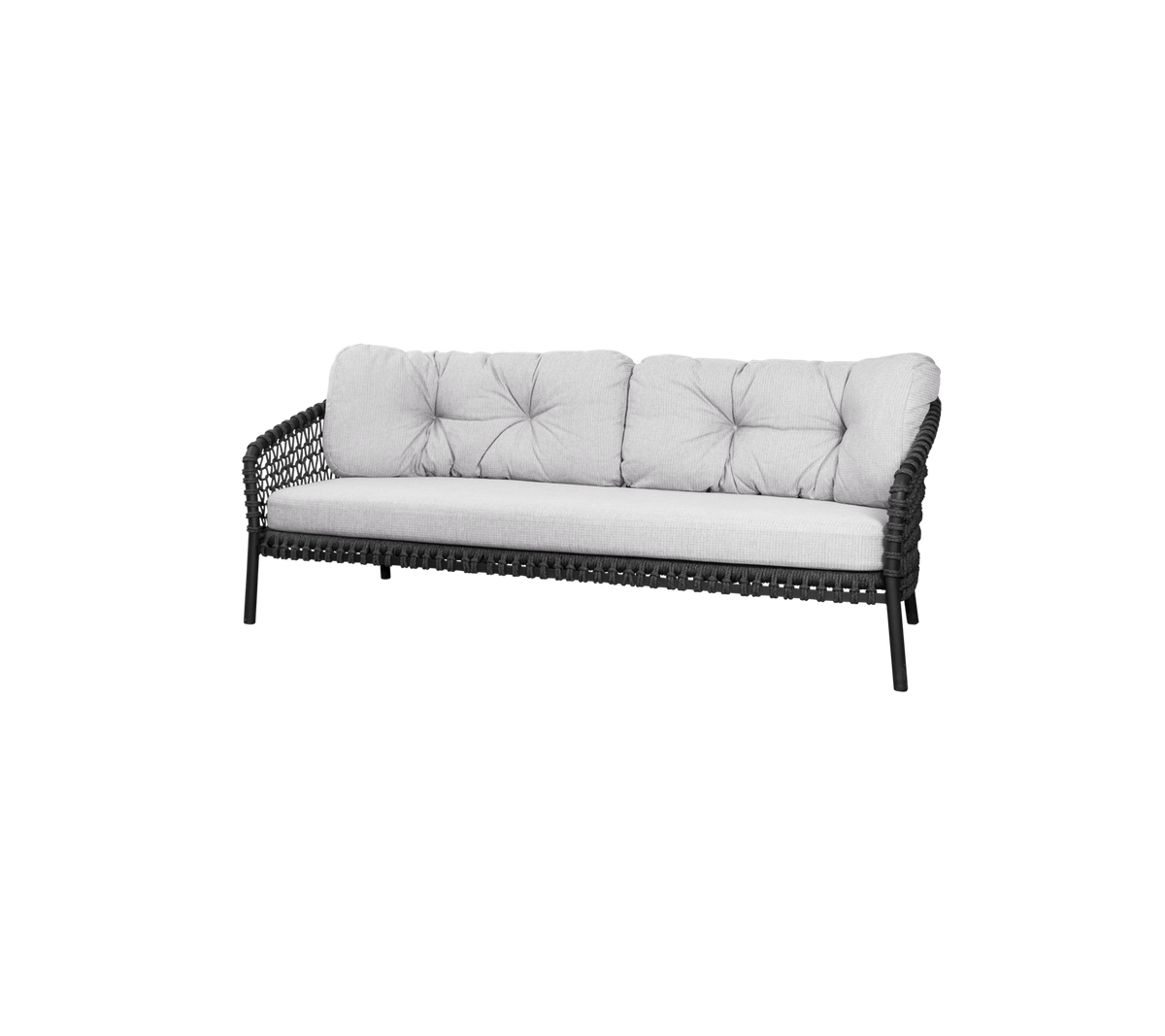 Stilig sofa med en vevd ramme og myke, tuftede puter i en nøytral farge, perfekt for komfortable sitteplasser.