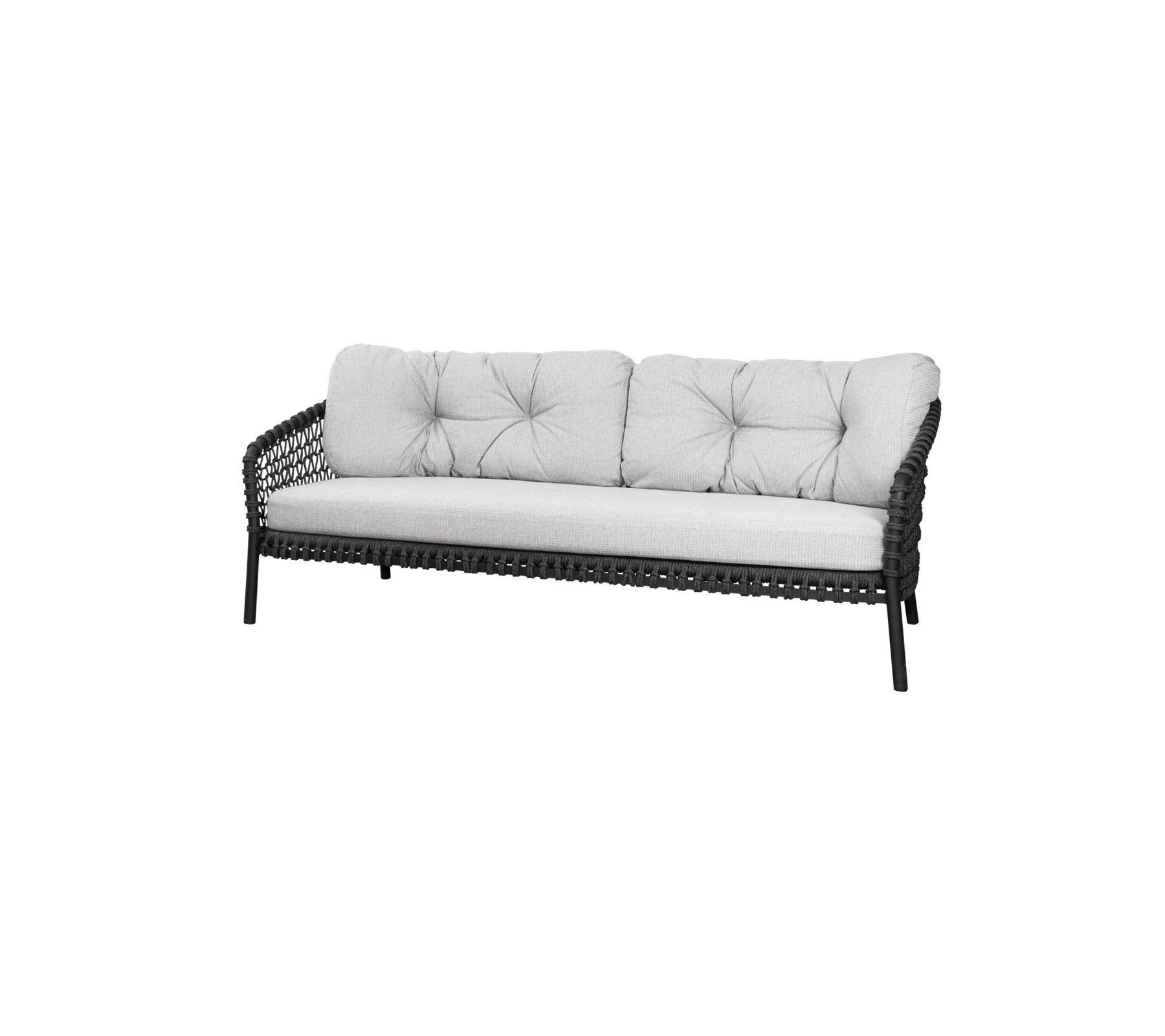 Stilig sofa med en vevd ramme og myke, tuftede puter i en nøytral farge, perfekt for komfortable sitteplasser.