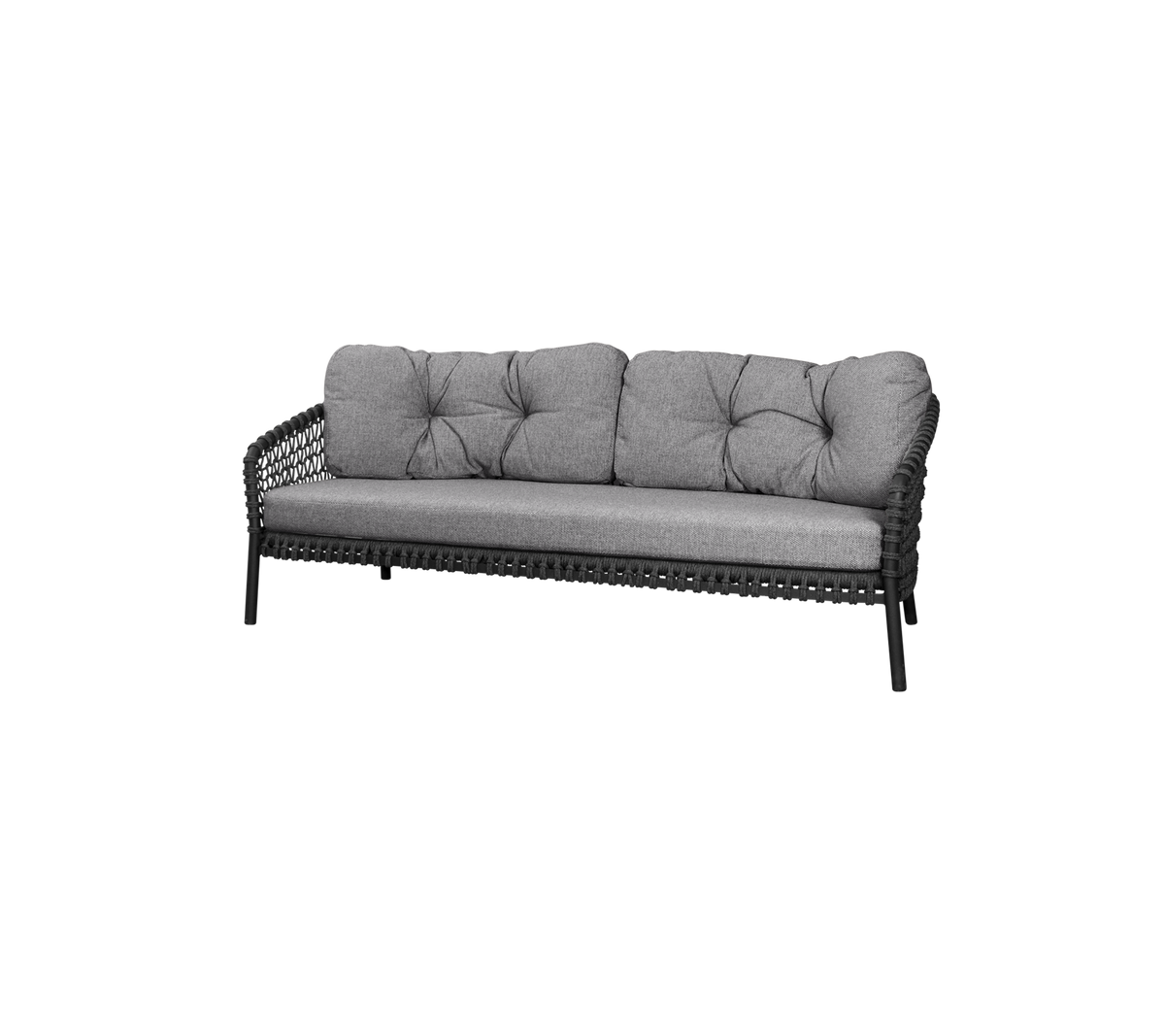 Stilig tresetersofa med myke grå puter og en slank vevd ramme, perfekt for komfortabel lounging.