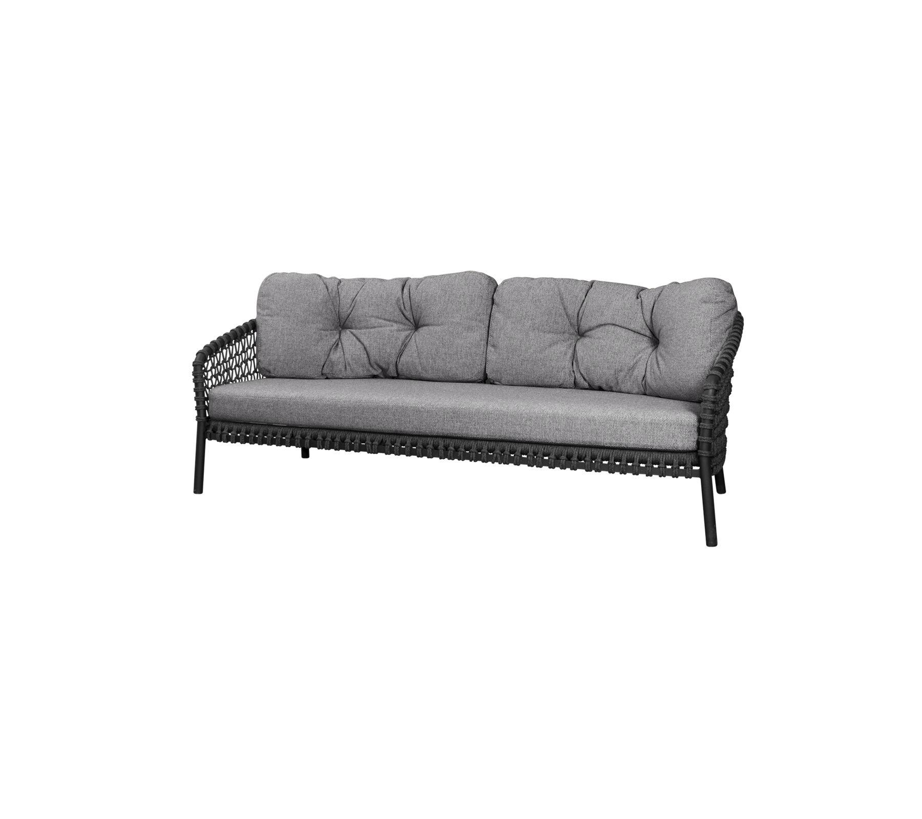 Stilig tresetersofa med myke grå puter og en slank vevd ramme, perfekt for komfortabel lounging.