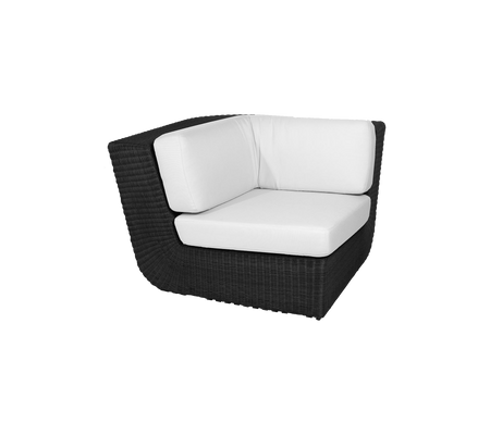 Stilig hjørnestol med et slankt svart vevd design og komfortable hvite puter, perfekt for moderne sitteopplegg.