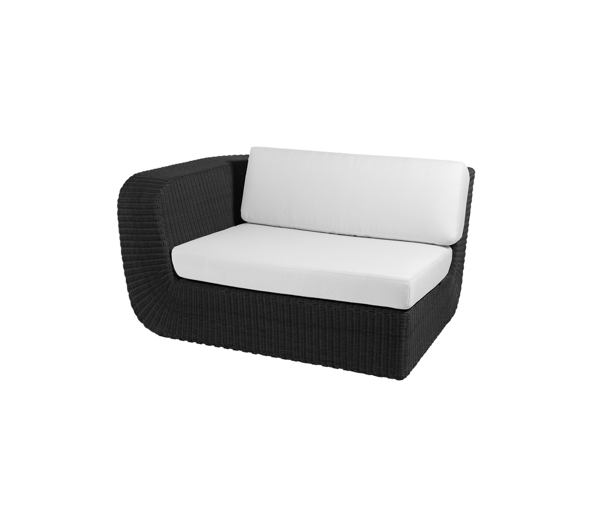 Moderne svart kurv loveseat med hvite puter, perfekt for koselige sitteplasser og stilfull innendørs eller utendørs dekor.