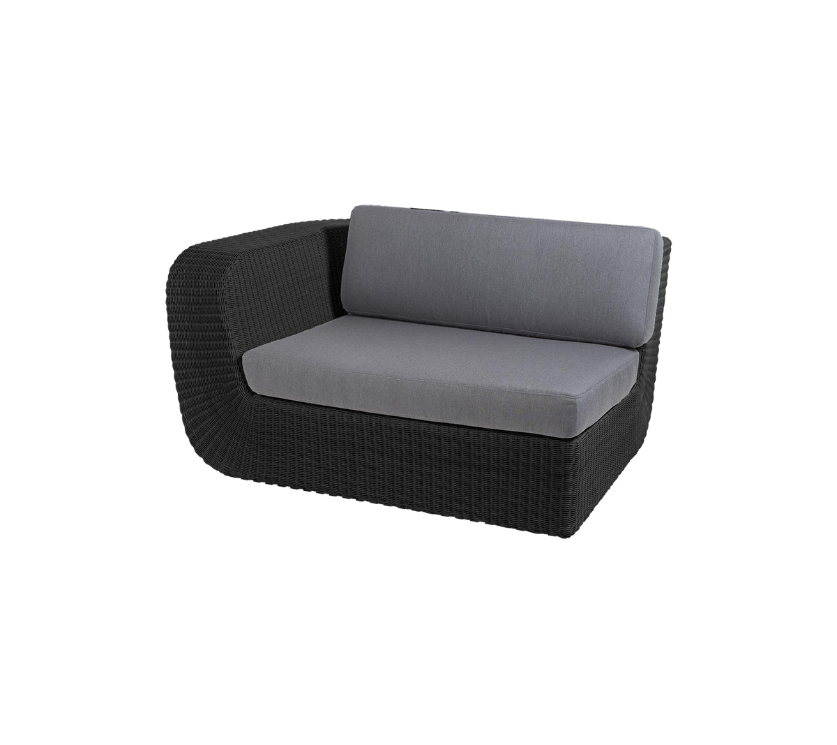 Moderne to-seters sofa med en strømlinjeformet svart flett ramme og myke grå puter for komfort og stil. Ideell for avslapning.