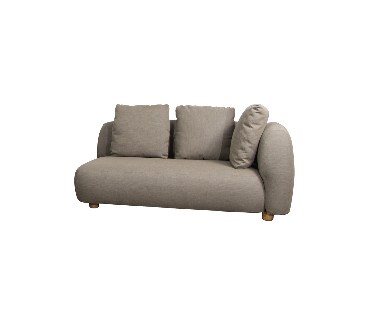 Stilig sofa med rundt design og tre myke puter, trukket i et mykt, nøytralt stoff med treben.