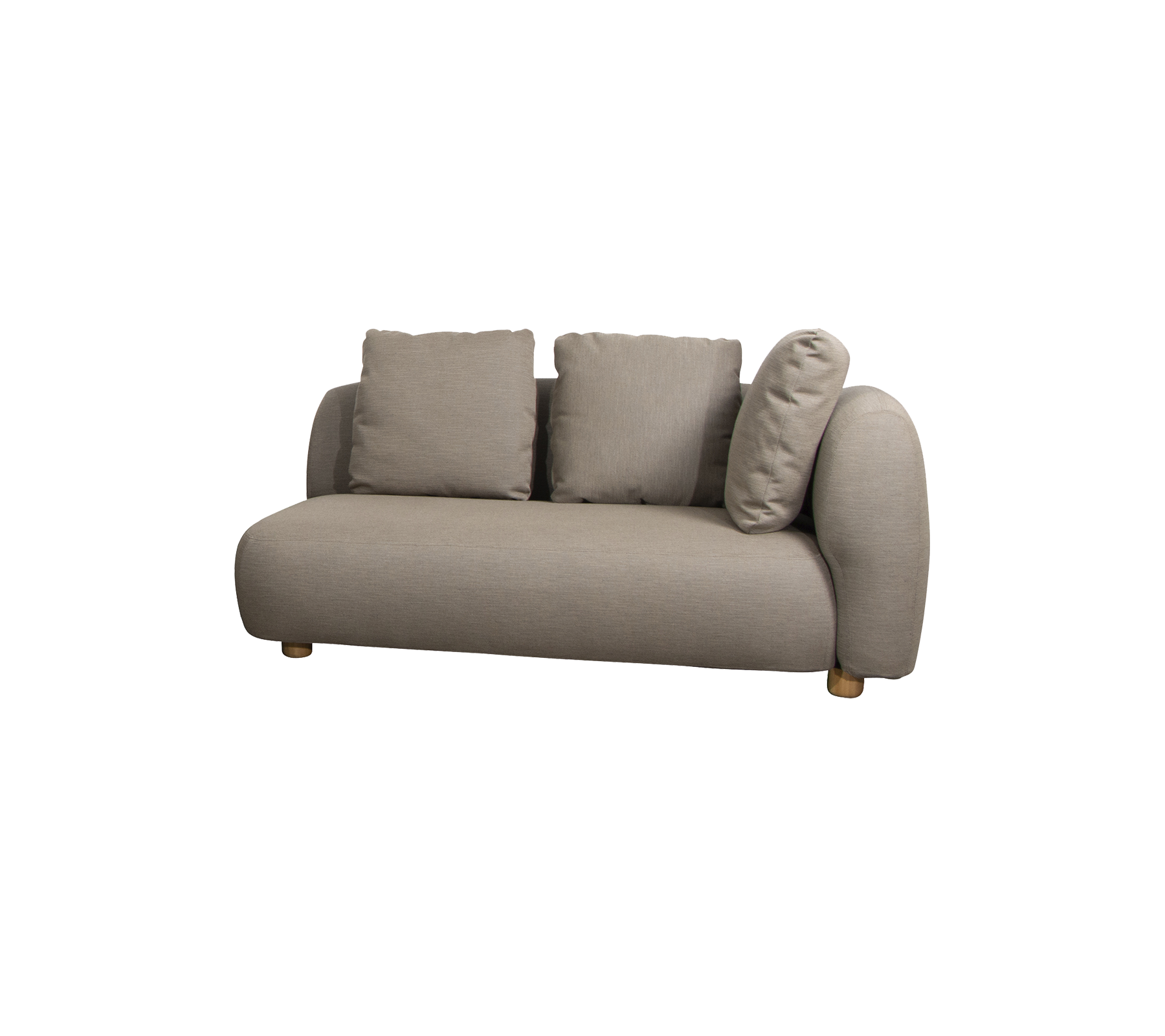 Stilig sofa med rundt design og tre myke puter, trukket i et mykt, nøytralt stoff med treben.