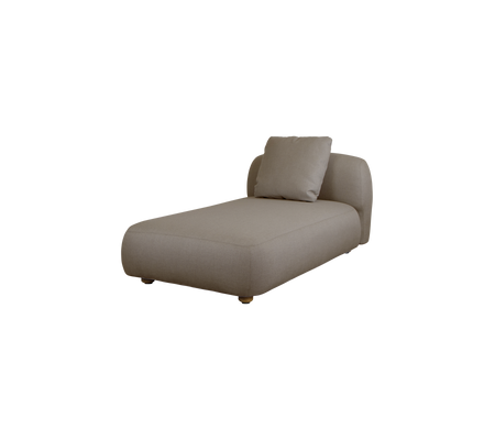 Moderne chaise lounge i et nøytralt stoff, med et stilfullt, minimalistisk design og en myk pute for komfort.