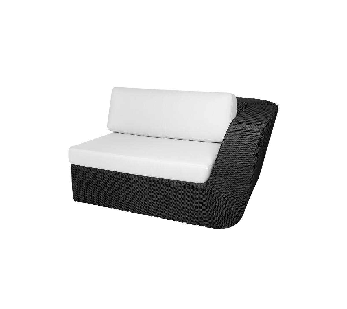 Moderne sitteplasser med en elegant svart ramme og myke hvite puter, designet for komfort og stil.