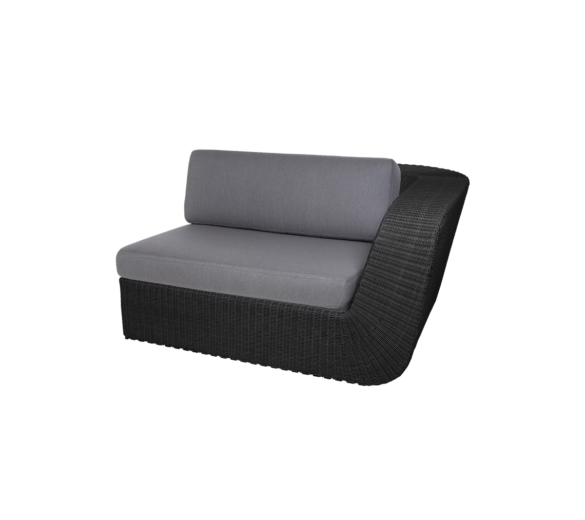 Stilig buet loveseat med en slank svart flettet base og komfortable grå puter for moderne sitting.