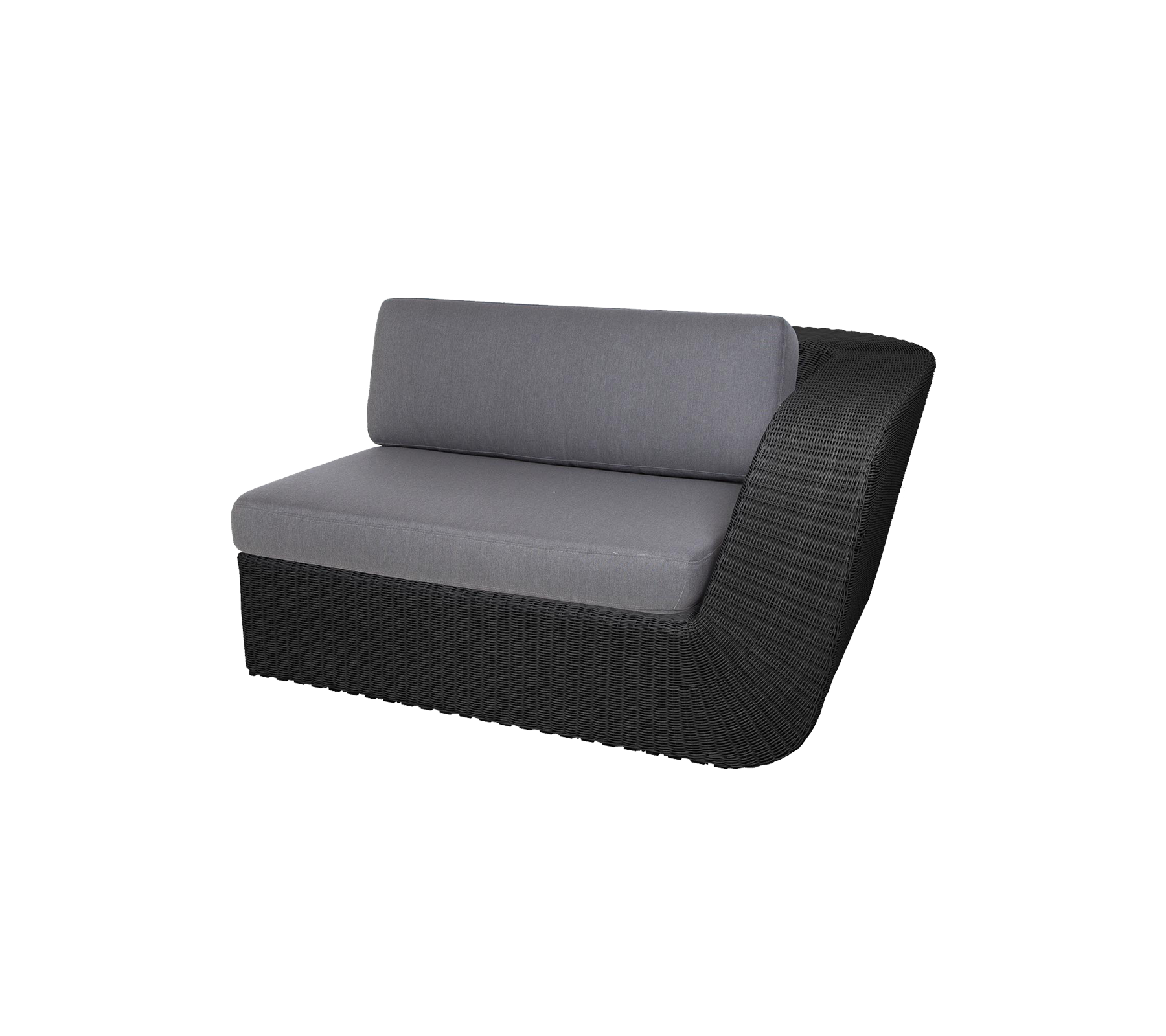 Stilig buet loveseat med en slank svart flettet base og komfortable grå puter for moderne sitting.