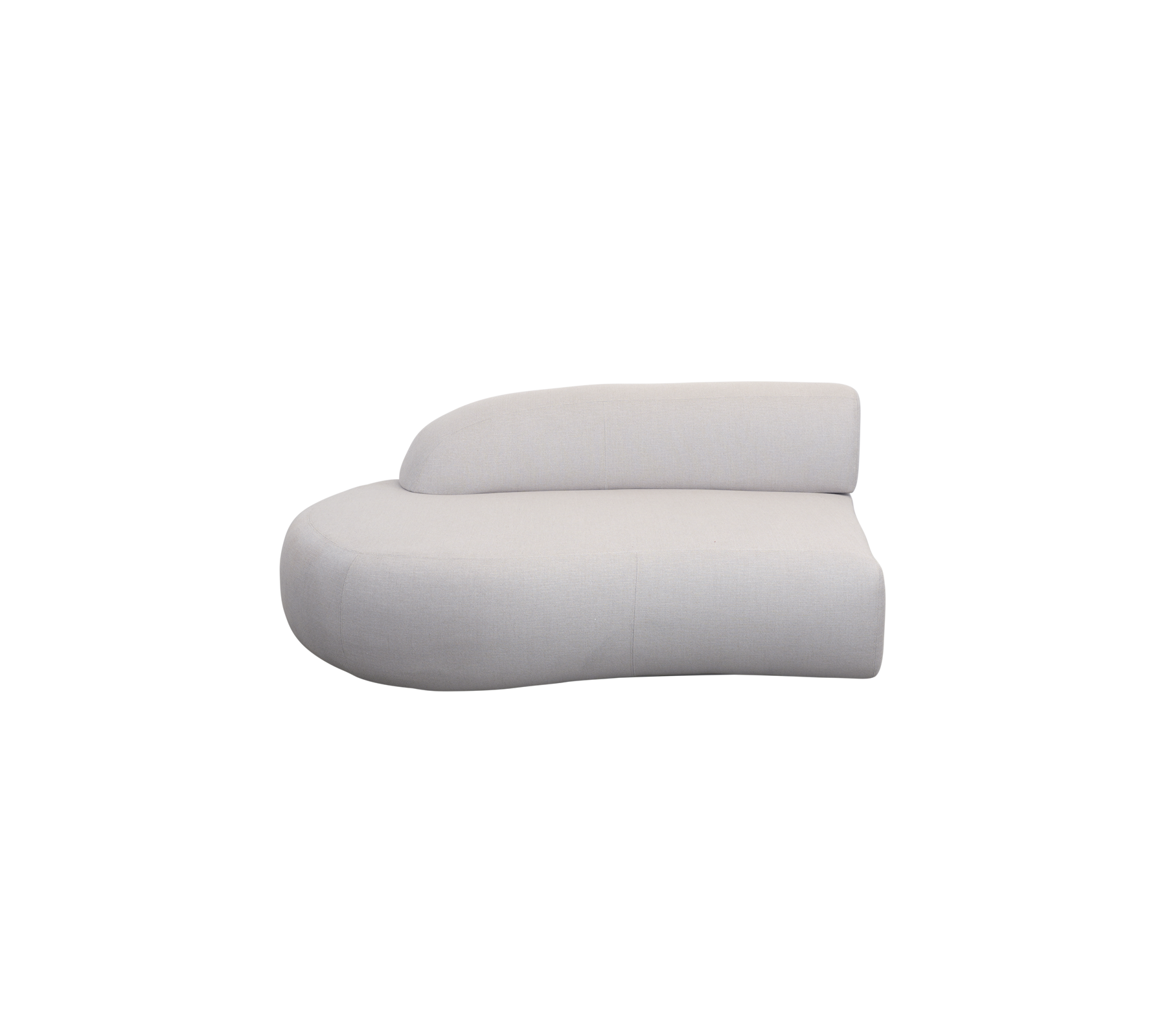 Buet, moderne sofa i en myk hvit polstring med et unikt asymmetrisk design for stilige sitteplasser.