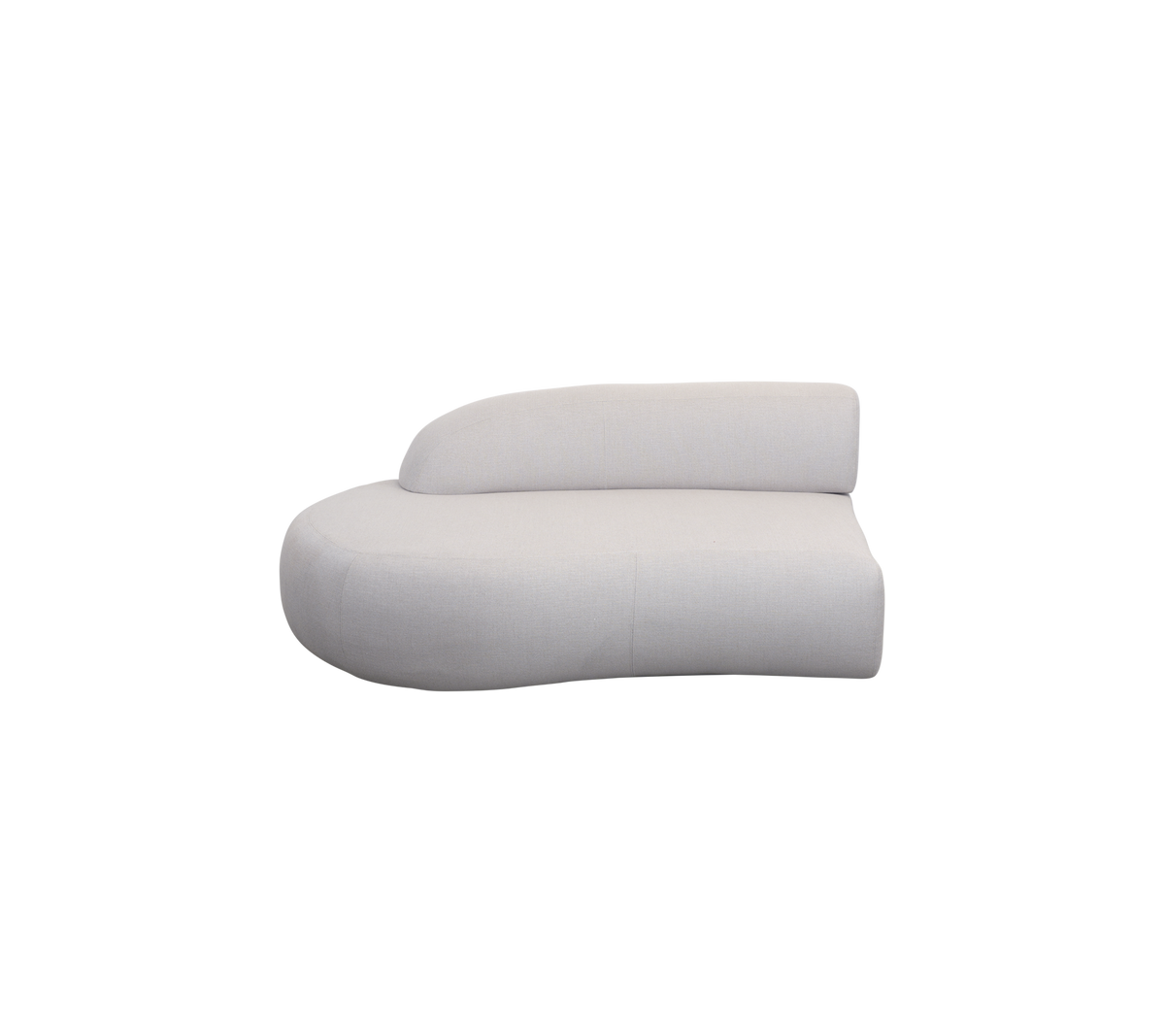 Buet, moderne sofa i en myk hvit polstring med et unikt asymmetrisk design for stilige sitteplasser.
