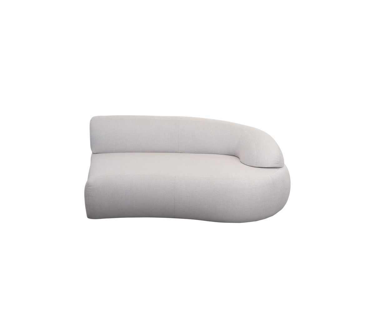 Bøyd, moderne sofa i mykt, nøytralt stoff med minimalistisk design og en glatt, rund armlene.