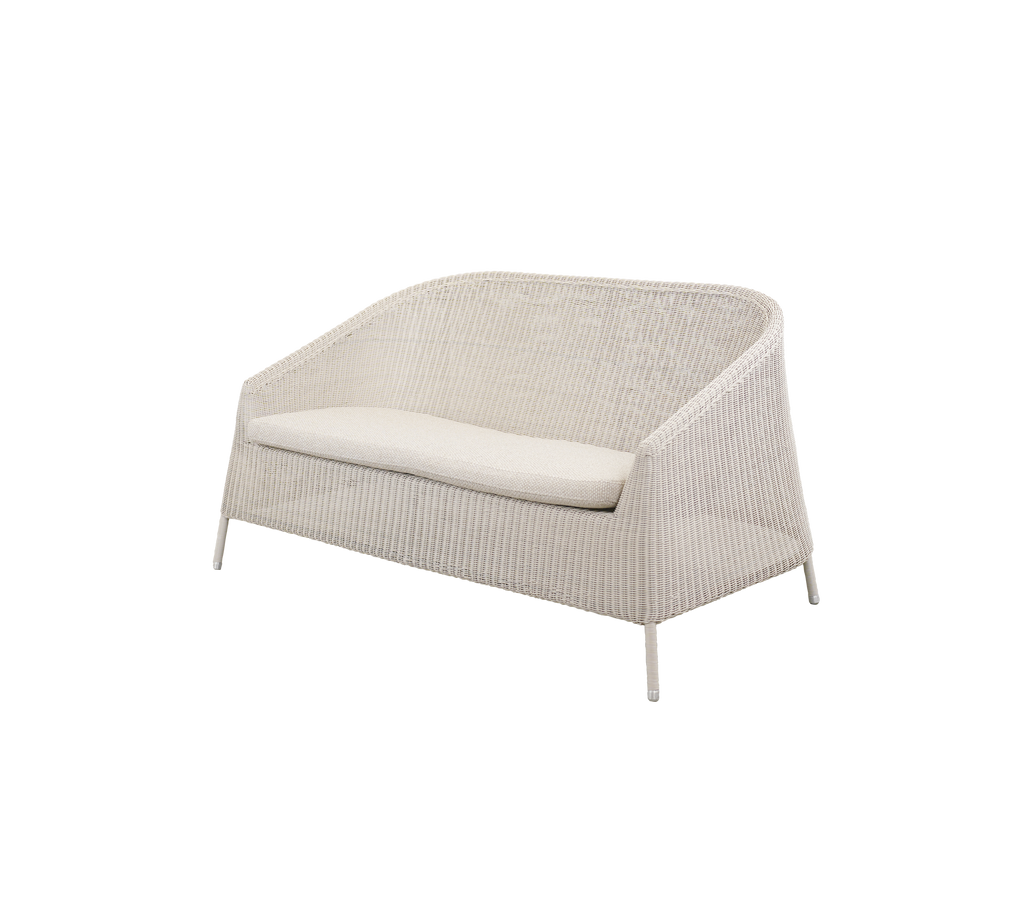 Moderne sofa med en hvit pute i minimalistisk stil.