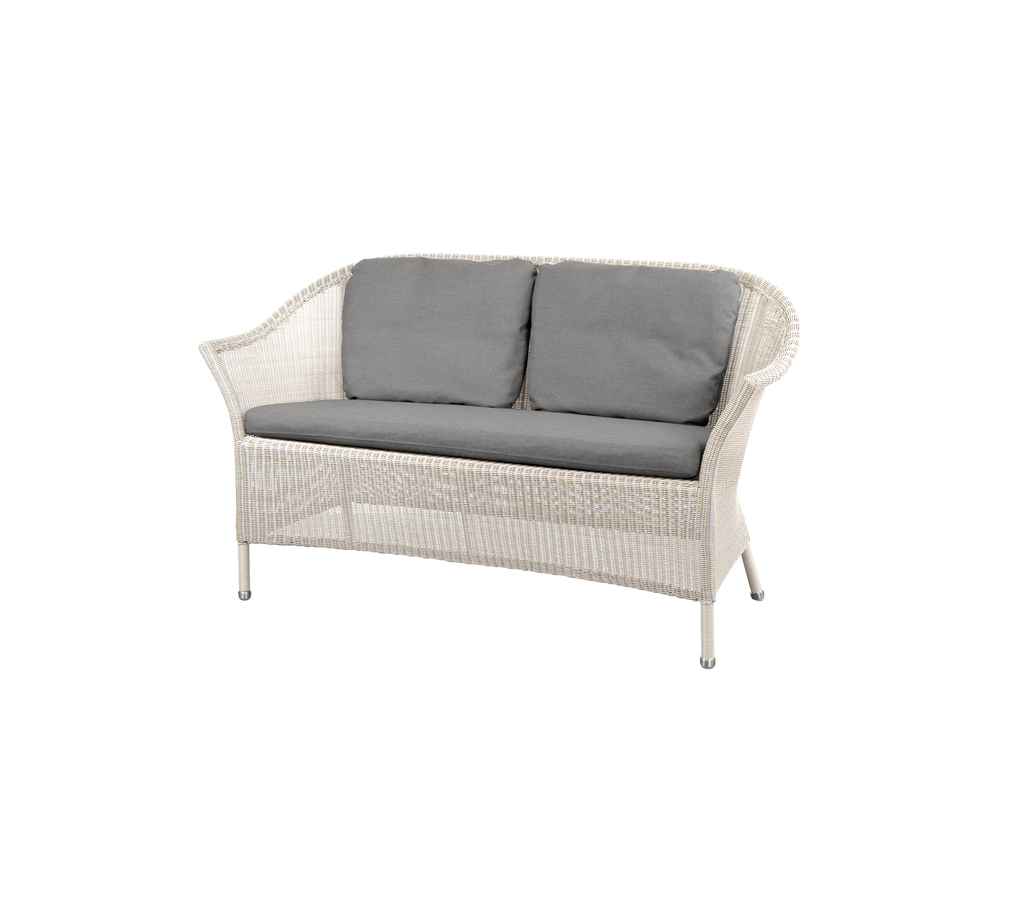 Hvit rotting loveseat med grå puter, som tilbyr en stilfull og komfortabel sitteplasser. Ideell for å forbedre ethvert koselig rom.