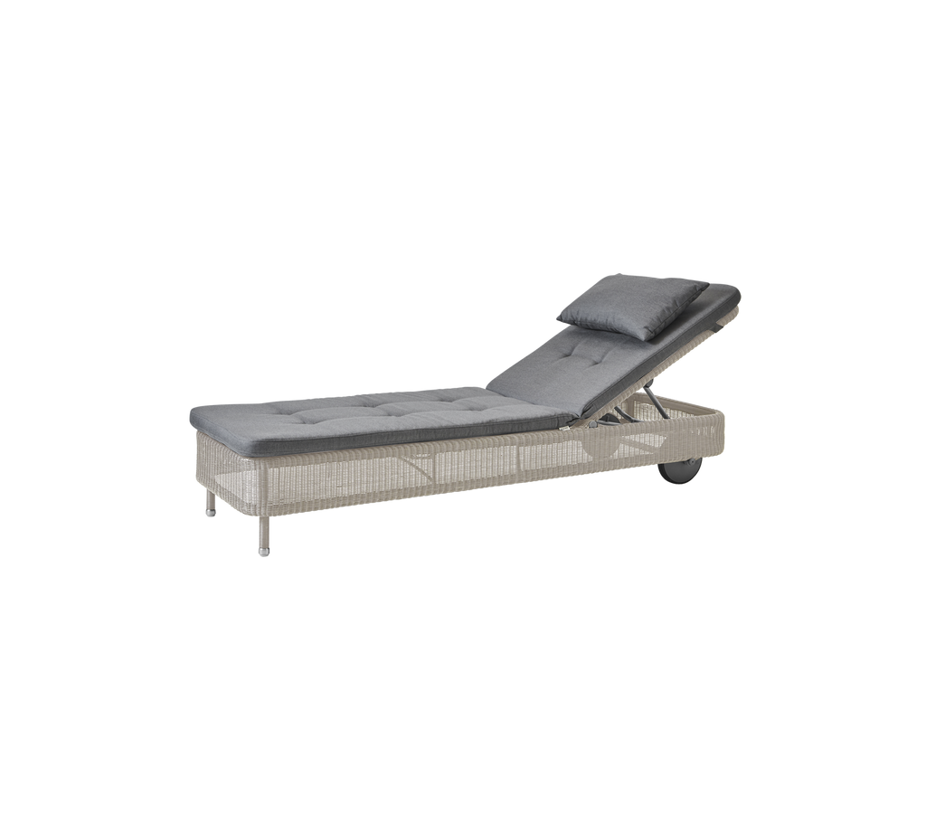 Moderne grå chaise-longue med en sandpute.