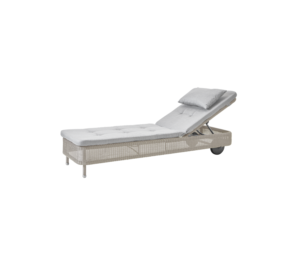 Lys grå lenestol med justerbar ryggstøtte.